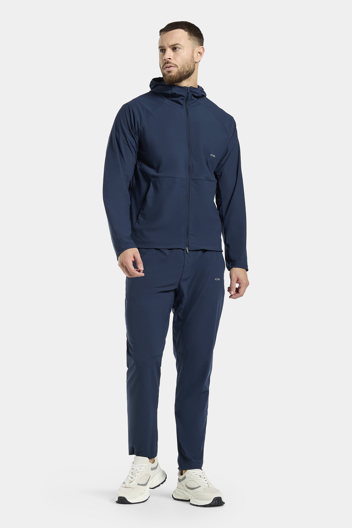 DER ACTIVE WINDBREAKER MIT KAPUZE