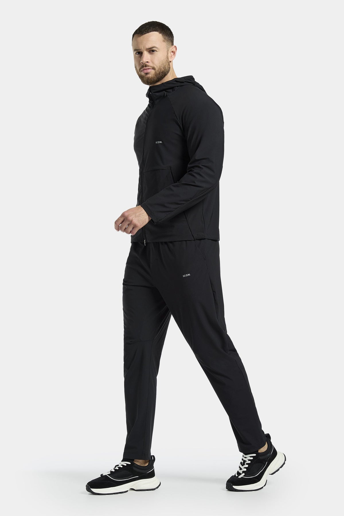 DER ACTIVE WINDBREAKER MIT KAPUZE