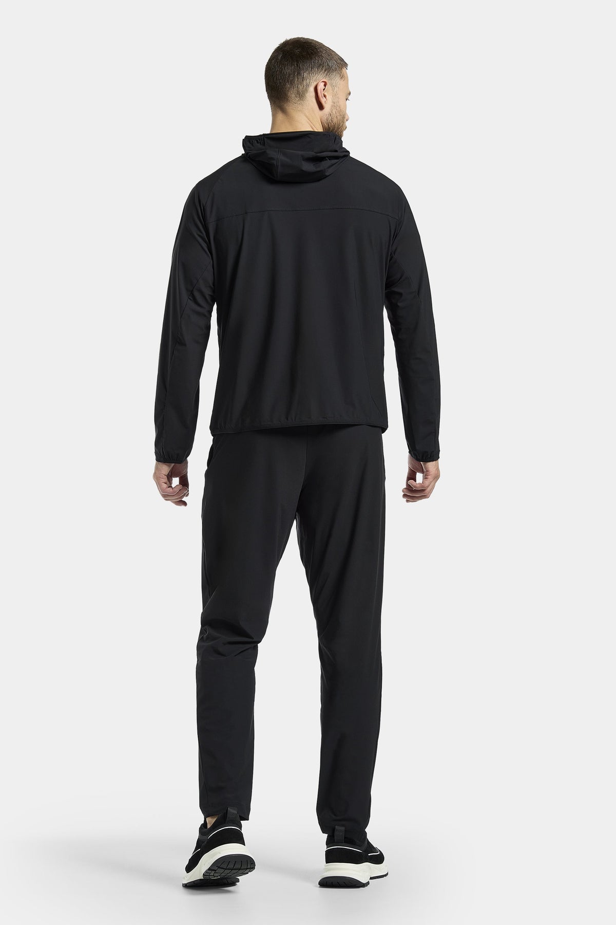 DER ACTIVE WINDBREAKER MIT KAPUZE